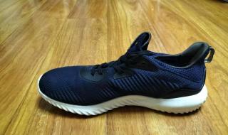 阿迪达斯alphabounce
