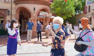 玲娜贝儿被游客拍头